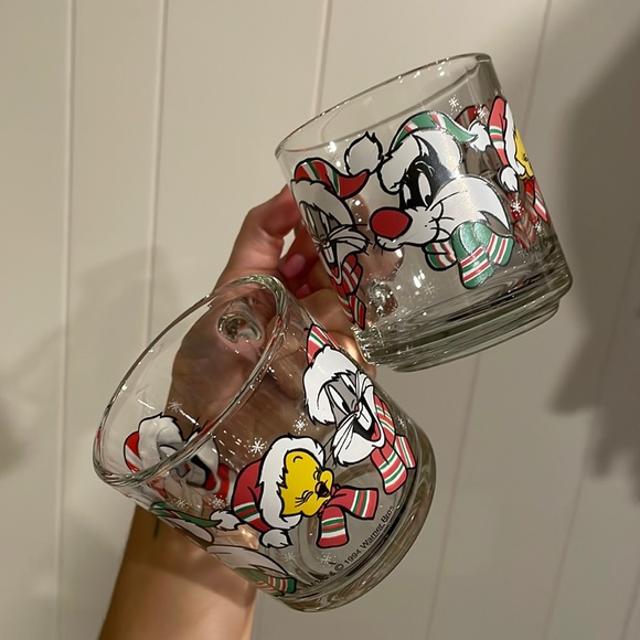 (2) Vintage Looney Tunes Christmas Glass Mugs - Picture 1 of 15